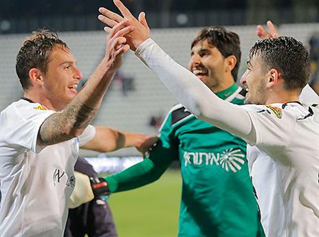 שחקני ק"ש חוגגים. מגיע להם (אנג'ו גוש ג'יני)