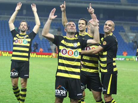 רגע לפני שיבטיחו עליה, יש להם סיבה לחגוג. שחקני נתניה (אלן שיבר)