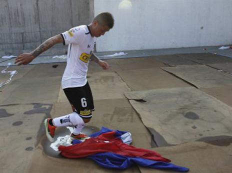 סילבה והדגל, עלה לו ביוקר