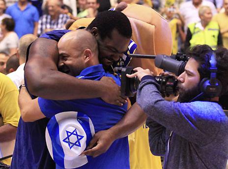 יש חיבוק יותר מחמם מזה? (אלן שיבר)