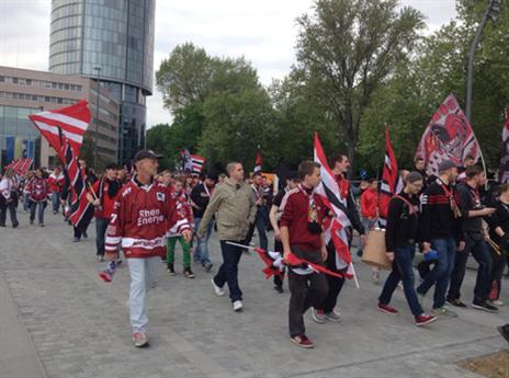 אוהדי קלן בתהלוכה לגמר ההוקי-קרח