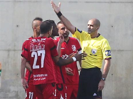 לאזברגה היו תלונות קשות. אברטון מורחק (אלן שיבר)