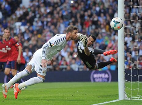 ראמוס מול פרננדס. השוער אחראי לכך שהפער לא גדול יותר (gettyimages)