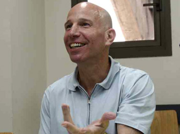 וחוץ מעניין הכוונות, תלמד כמה שפחות ממנו