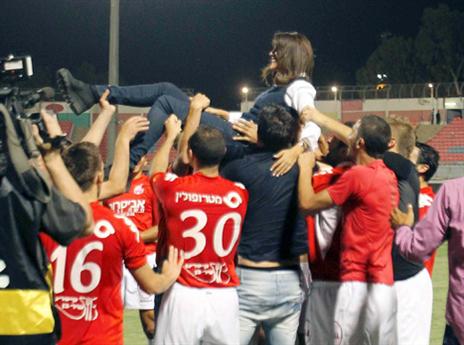 כנראה שרק כשניצלים מירידה מגיעות מחמאות (אלן שיבר)