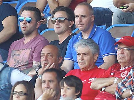 אפשר לשאול אותם. בחולצה האדומה: תיאו ינסן (צילום: אלן שיבר)