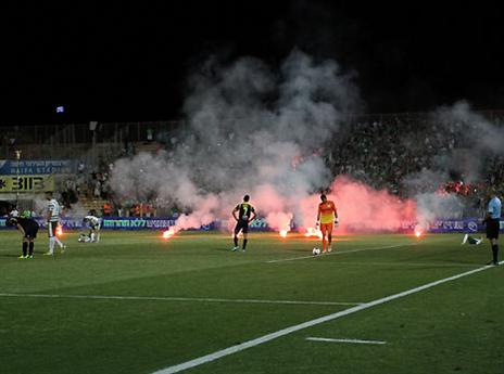 מופע אבוקות של אוהדי חיפה (יוסי שקל)