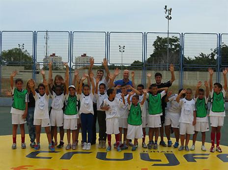 קרויף וילדי עמותת "חינוך לפסגות", שיטוסו לטורניר שאירגן יוהאן קרויף (צילום: יח"צ)