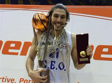 רוצה עוד גביע. (צילום מסך מתוך דף הפייסבוק של קרפלס)