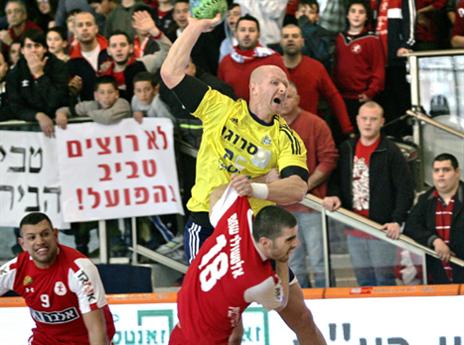 חוצה את הכביש. מריאן (צילום: דוד פליגל, איגוד הכדוריד)