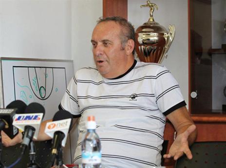 במרכז סערה. צביקה שרף