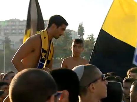 קריאף על כתפי האוהדים