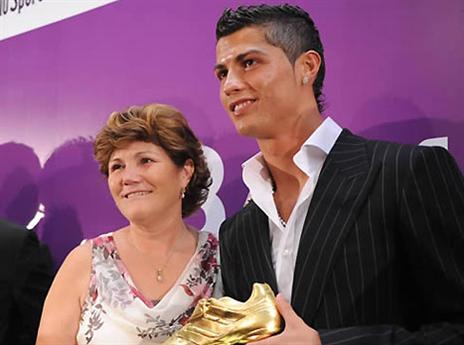 כריסטיאנו ואמא. יש לו מזל (gettyimages)