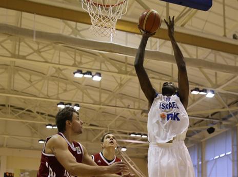 נכנס לעניינים. פישר (צילום: באדיבות איגוד הכדורסל)