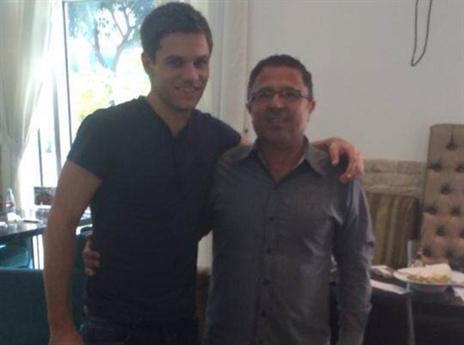 אורמוש במעמד החתימה