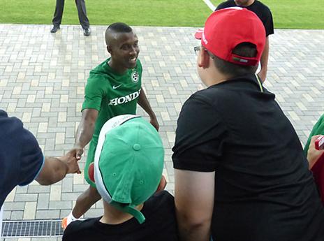 טוואטחה עם אוהדים. החיוך חזר