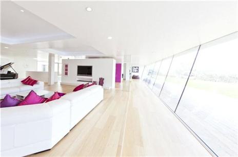 צריך הרבה תרסיס ניקוי כדי לנקות חלון של 22 מטר (PRIMELOCATION.COM)