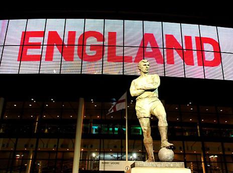 פסלו של בובי מור בכניסה לוומבלי. יארח גמר? (gettyimages)