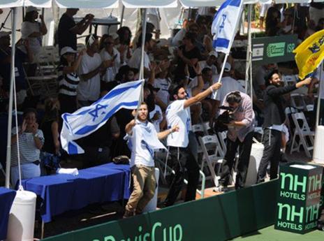 החסידים מנסים לדחוף את סלע (איגוד הטניס)