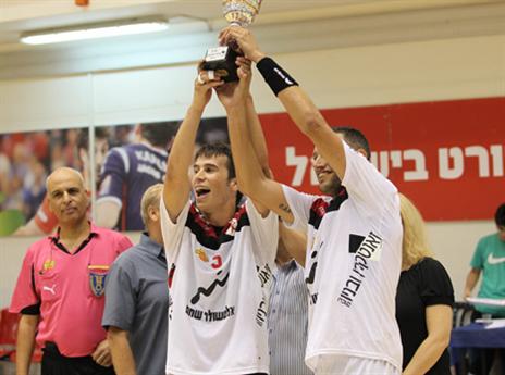 בכל זאת מחזיקת הגביע. הפועל ראשל"צ (צילום: דוד פליגל)