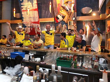 בפאב יותר זול לראות את המשחק, גם אחרי בירה (צילום:אלן שיבר)