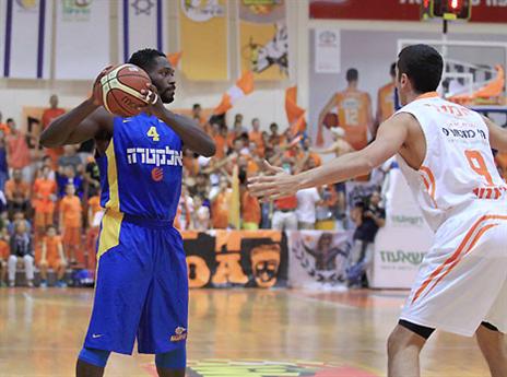 פארגו. עוד משחק טוב שלו עם 14 נקודות (אלן שיבר)