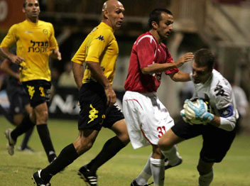 מגונן על שערו של שטראובר. חולם לחזור לאמן בנתניה