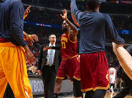 לברון חוגג, בלאט שולח הוראות (getty)