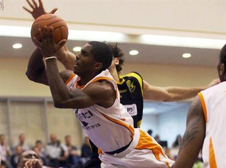 ילבש אדום? אובאנון (מנהלת הליגה)