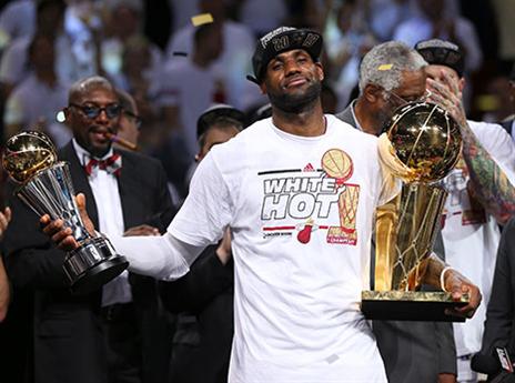 קינג ג'יימס והשלל (getty)