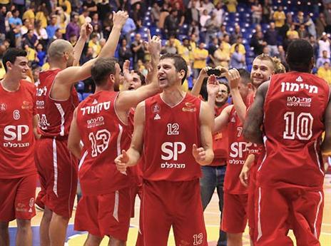 את הערב הזה לא ישכחו בהפועל הרבה זמן. (צילום: אלן שיבר)