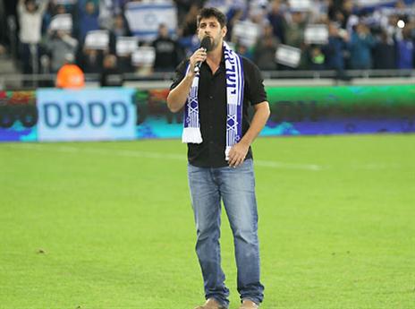 עמדי שר בלי מוזיקה. פאדיחה קטנה בהמנון, אבל לא נורא (יוסי שקל)