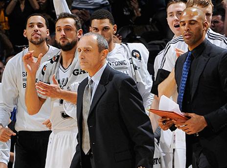 צפו בספרס מנצחים עם מסינה כמאמן (getty)