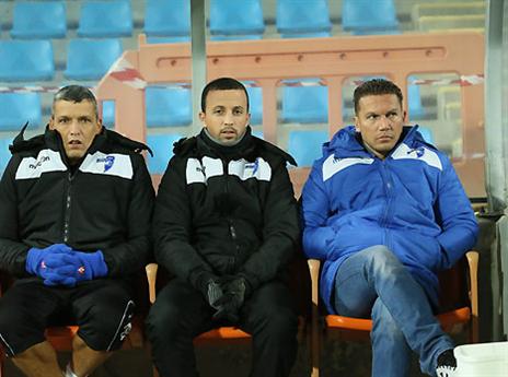 על הספסל סימנו וי (רמי כהן שמאלי)