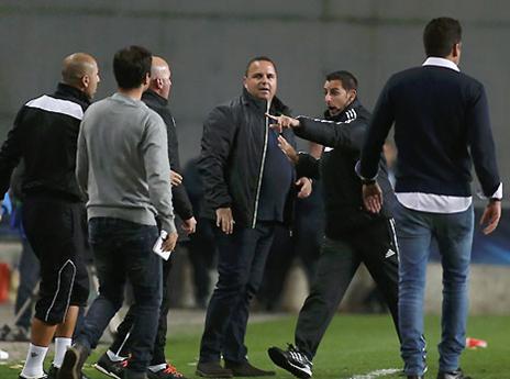 "שחקנים שלו לא אוהבים אותו". בן שמעון (אלן שיבר)