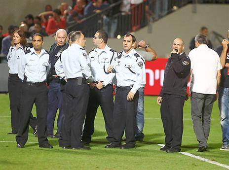 השוטרים חוזרים לבלומפילד. (אלן שיבר)