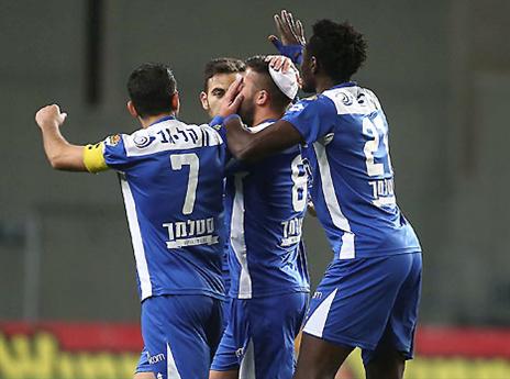 פ"ת כבר הרגישה את הניצחון  (צילום: אלן שיבר)