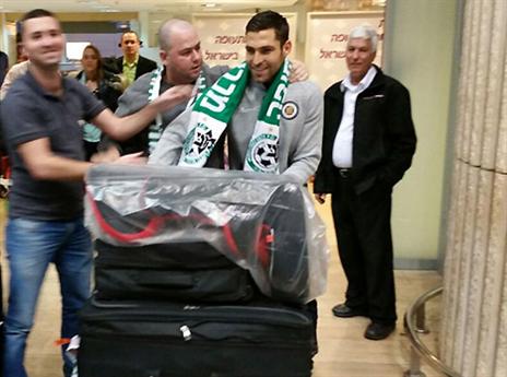 נראה לכם שלירן חולצה אפורה יחמיץ הזדמנות להיכנס לכזה פריים?