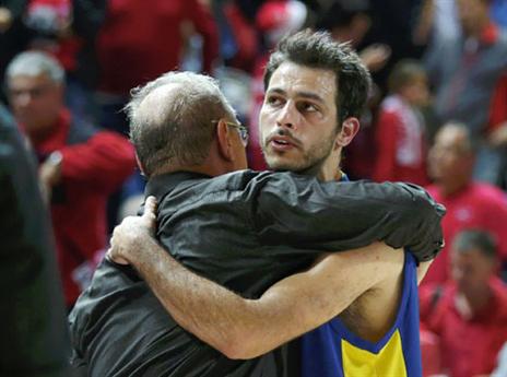 בן שימול עם שרף. הפתיעו בתל אביב (אלן שיבר)