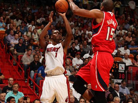 בוש. מחזיקים לו אצבעות