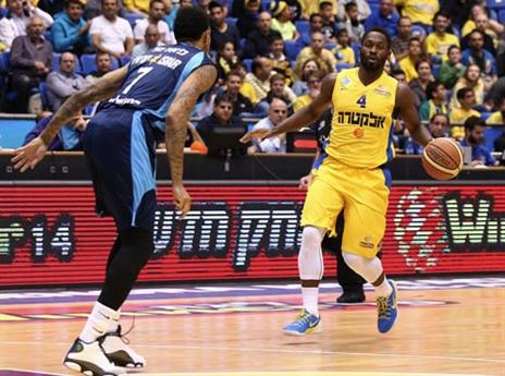 פארגו מוביל את הכדור מול פאלמר (אלן שיבר)