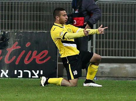 קורצקי לא שכח לפרגן לסבע על השער (עודד קרני)