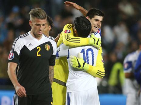 האמת, זה מכניס לפרופורציות. זה בסך הכל כדורגל (אלן שיבר)