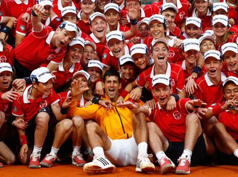 חוגג עם ילדי הכדורים (Getty)