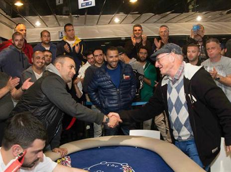 אוליאל לוחץ יד לניסים סעד, כל האוהדים מאחור (צילום: יונתן וולינד)