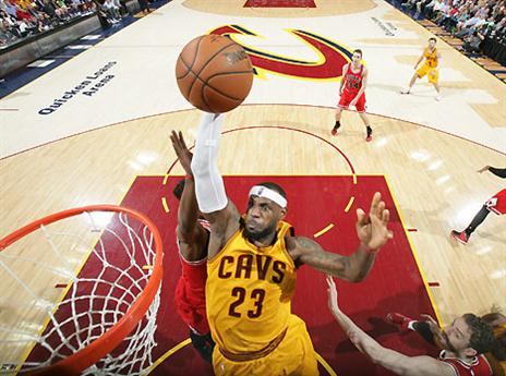 ועוד קצת חדירות. לברון עם עוד טיסה הלילה (gettyimages)