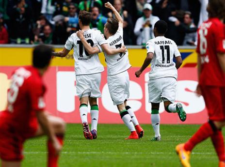 שחקני גלדבאך חוגגים כל הדרך לליגת האלופות (GETTYIMAGES)