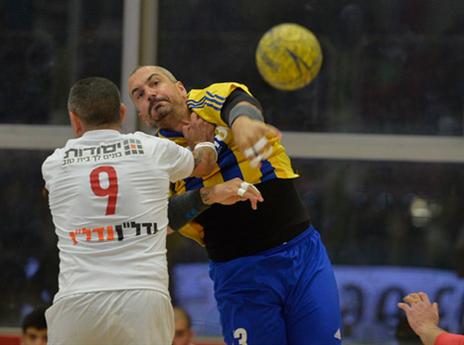 ניהול משחק מעולה. קריבוקאפיץ (צילום: עמית שיסל)