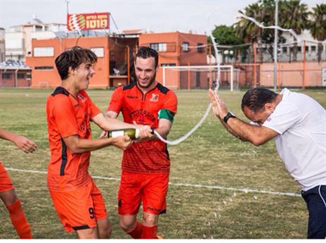 כמיטב המסורת, השמפניות נפתחו (אופק עוגן)