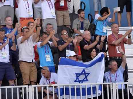 אנשי המשלחת מעודדים מהיציע (באדיבות הוועד האולימפי)